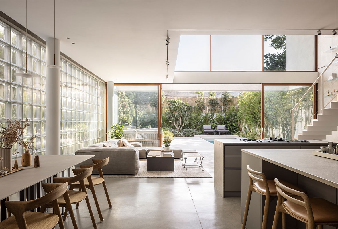 The house in between