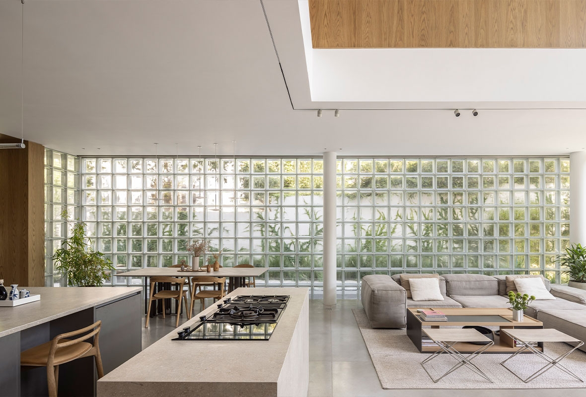 The house in between